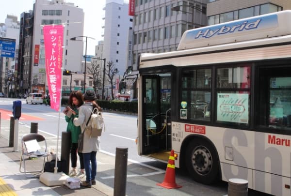 多くの来場者がバスに乗って千代田区の新スポットを巡る画像