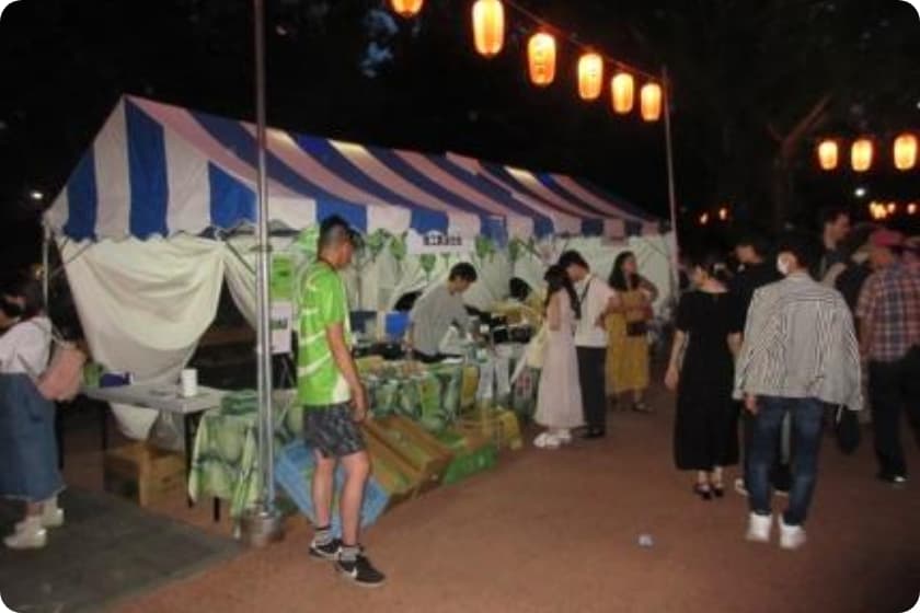 日比谷盆踊り大会にて姉妹都市の嬬恋村が商工連ブースでPRおよび物産販売した様子の画像